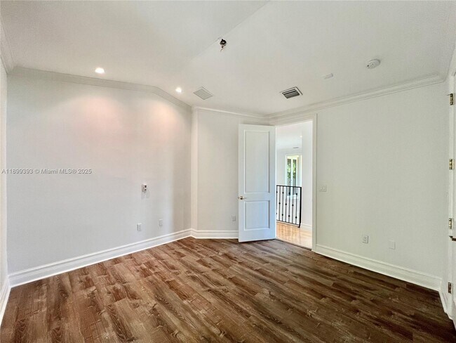 Building Photo - 573 Satinwood Dr