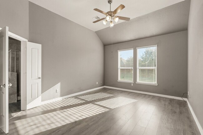 Building Photo - 12102 Sempione Dr