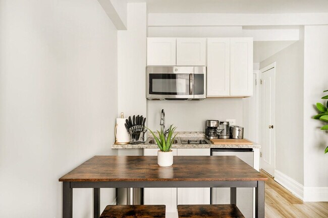 Building Photo - 240 W 73rd St