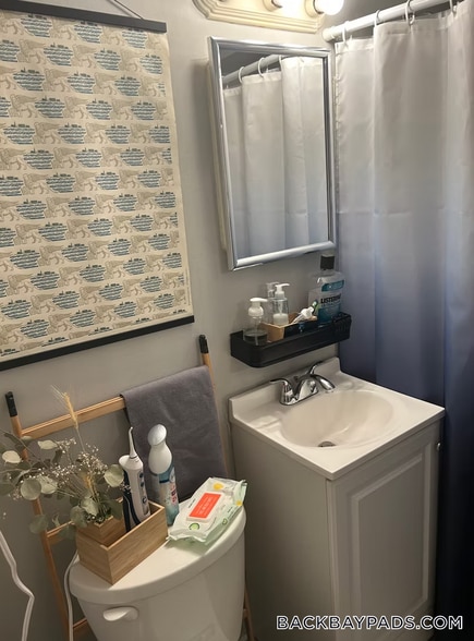 Building Photo - 583 Beacon St