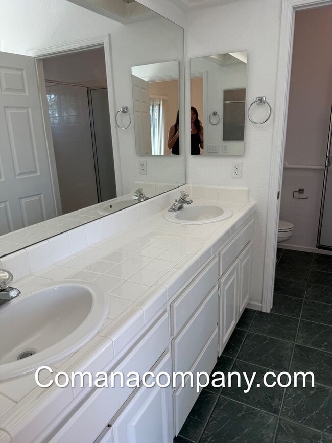 Building Photo - Gorgeous, spacious 3BR/2BA w views, yard, ...