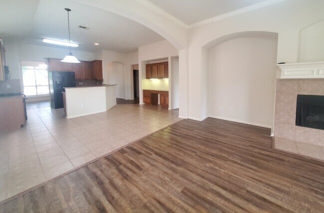 Building Photo - Wonderful 3-2-2 in Crowley ISD!