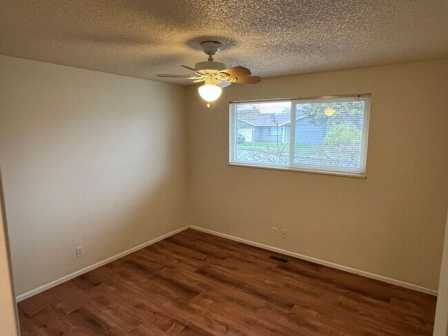 Building Photo - 3 Bedroom, 2 Bathroom in N. Coburg Rd Area