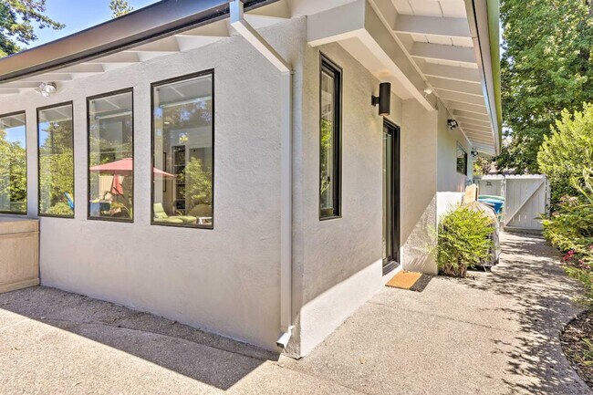 Building Photo - 155 E Creek Dr