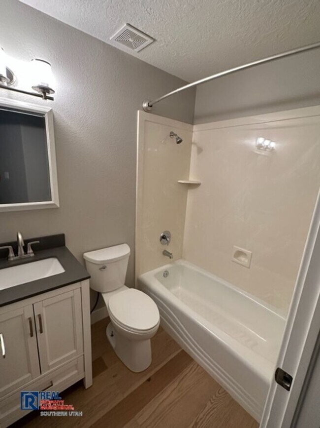 Building Photo - Legacy Townhome