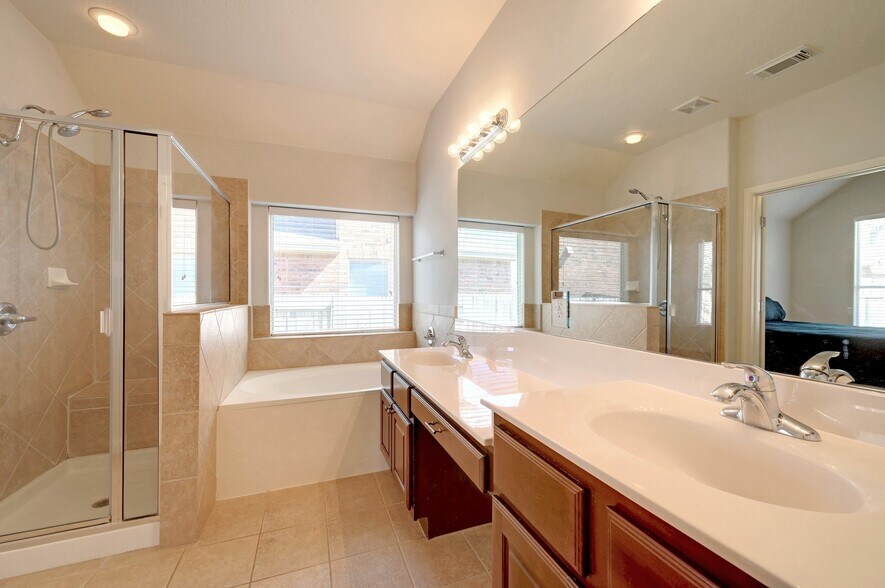 Building Photo - 2605 Salorn Way