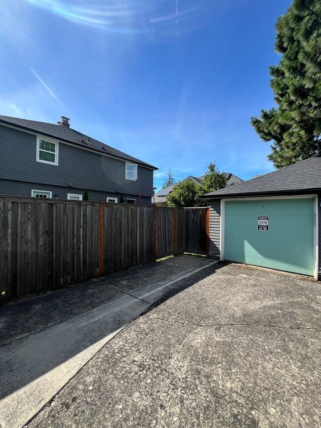 Building Photo - Gorgeous 2-Bedroom Townhome! Hardwood Floo...