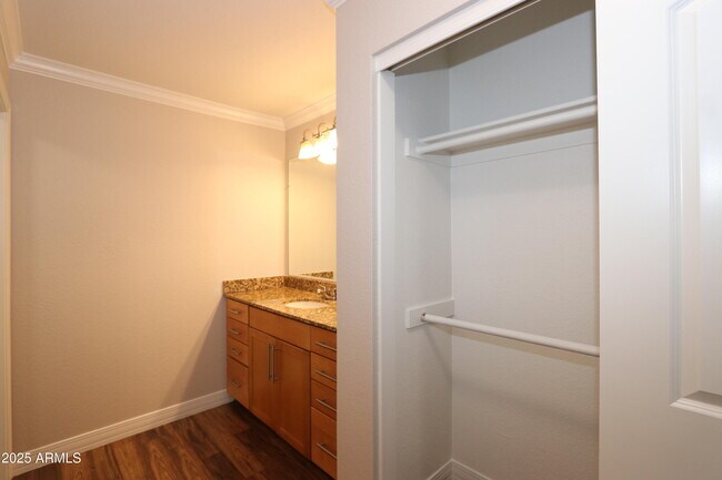 Building Photo - 2025 E Campbell Ave