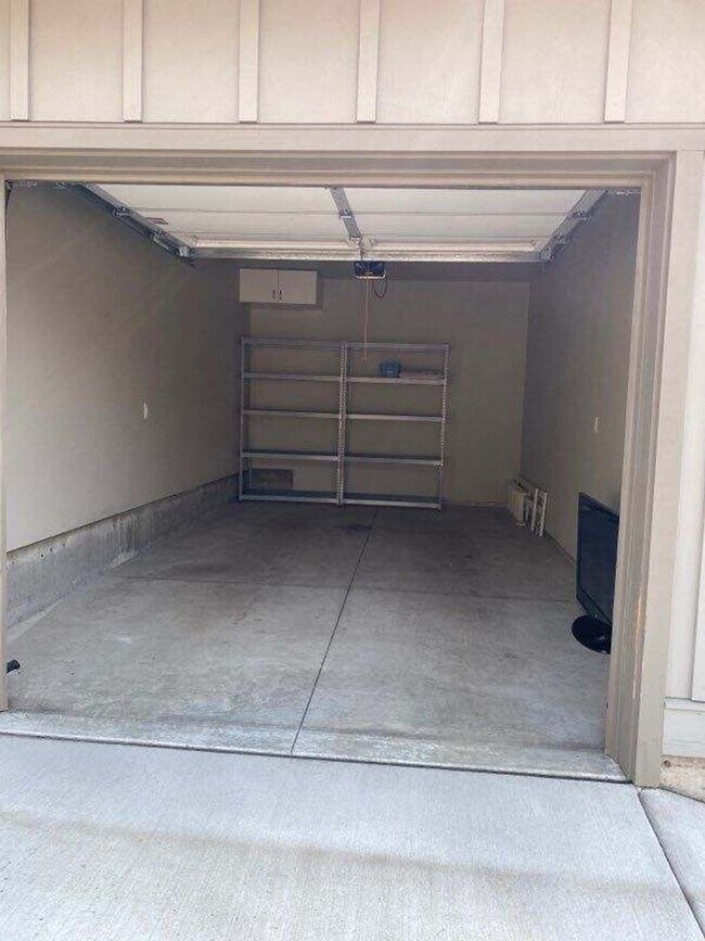 Building Photo - Furnished West Bend Home Available May-November