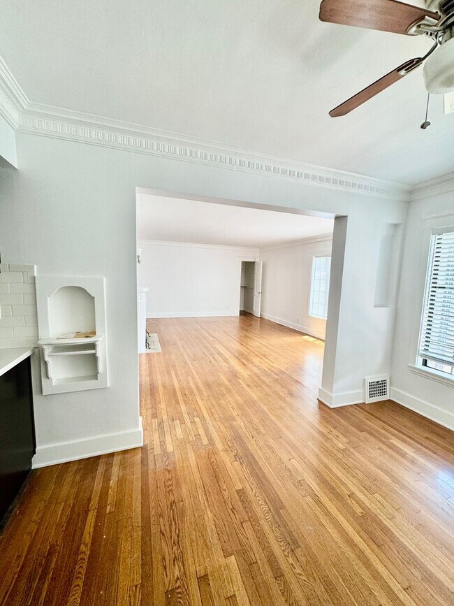 Building Photo - Completely remodel 1 bedroom apartment in ...