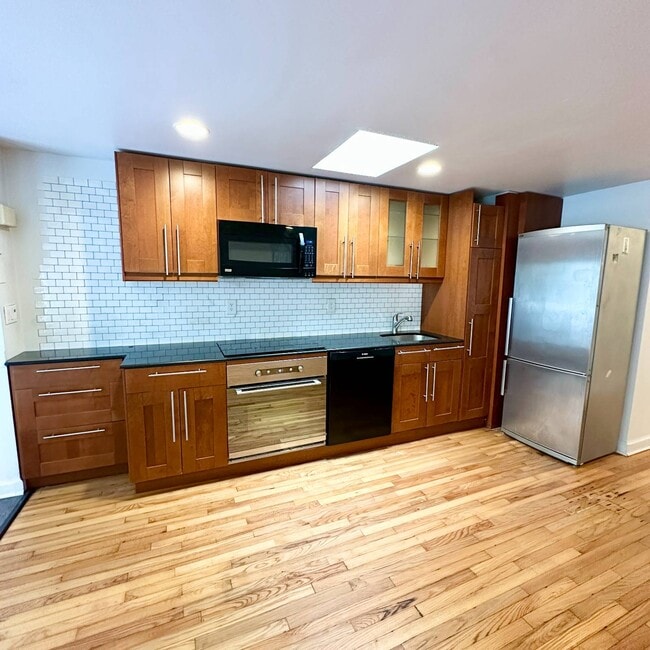 Building Photo - 229 Elm St