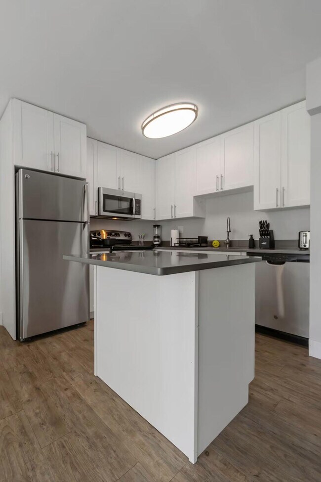 Building Photo - 4401 W Kennedy Blvd