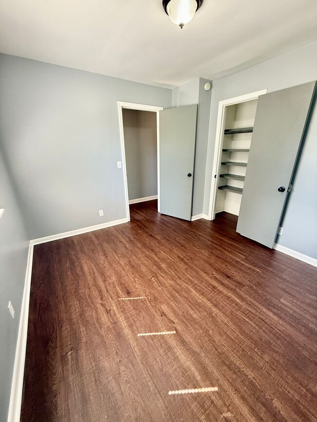 Building Photo - 2 Bedroom in Time for Fall! $1450
