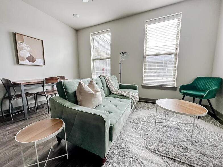 Primary Photo - 111 E 4th St