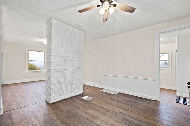 Building Photo - Stunning 2 bedroom home in Port Vue available August 1!