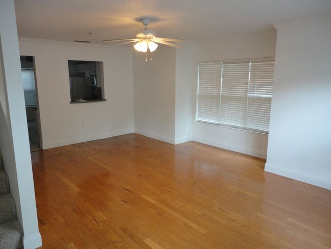 Building Photo - Beautiful 2 Bedroom, 2.5 Bath Condo in Desirable Isabella Park