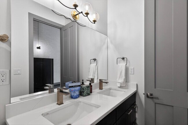 Building Photo - 21 E 15th St