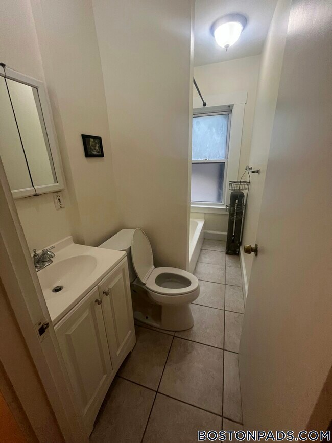 Building Photo - 27 Forest St