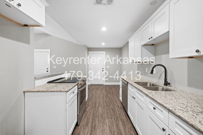 Building Photo - 445 Oakwoods Dr