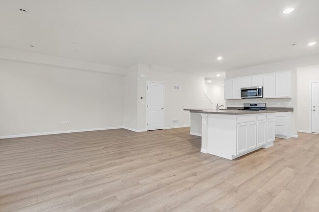 Building Photo - 5913 Hawkweed Dr