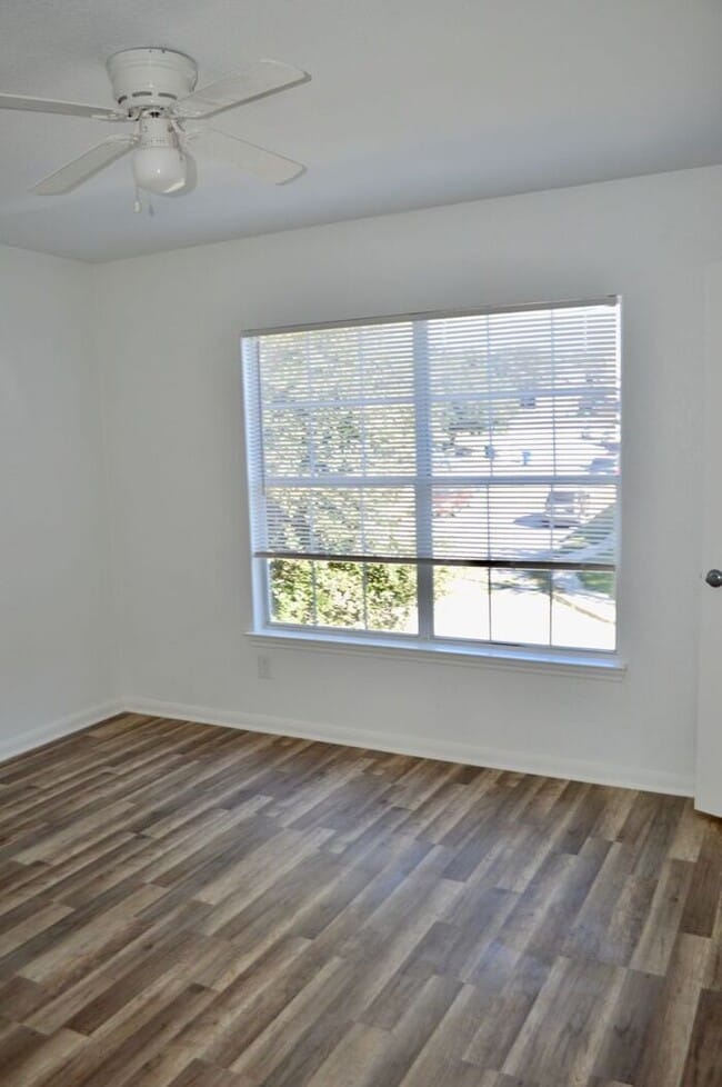 Building Photo - Amazing 4 bed 2 bath 2 story home in Hallie Heights!