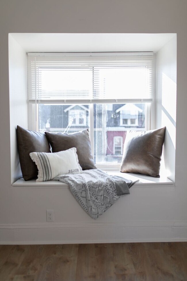 Building Photo - 617 E Chestnut St