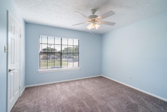 Building Photo - 4330 Heathfield Dr