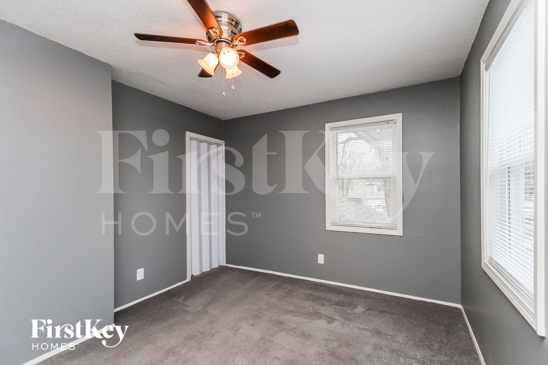 Building Photo - 4900 N Sycamore Dr