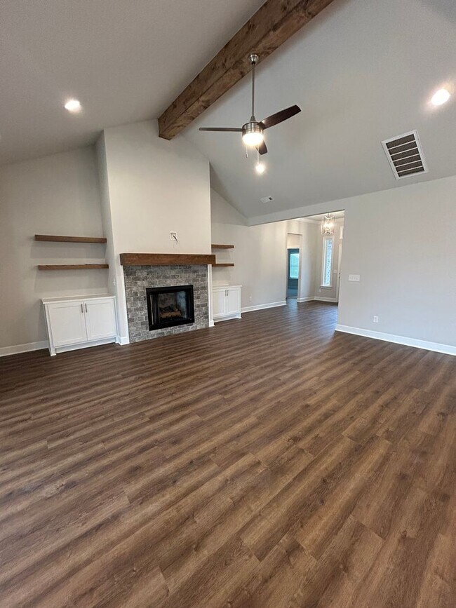 Building Photo - Beautiful Modern Home in Pea Ridge!