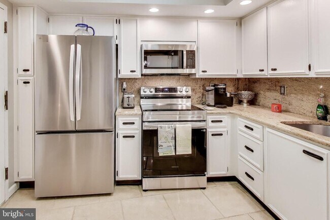 Building Photo - 1101 S Arlington Ridge Rd