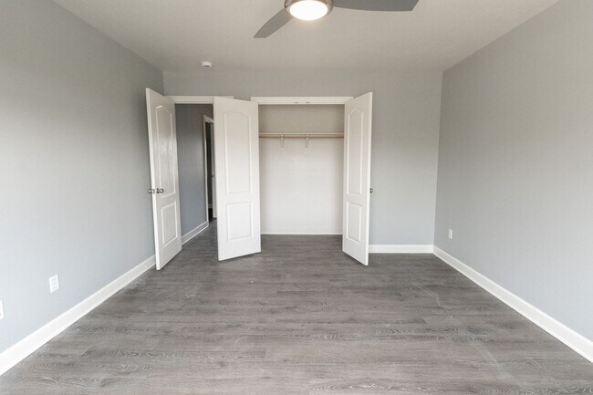 Building Photo - Condominium Convenience in Columbia!