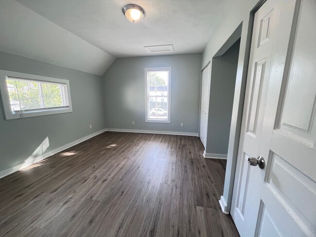 Building Photo - 3 bedroom home with main floor laundry!