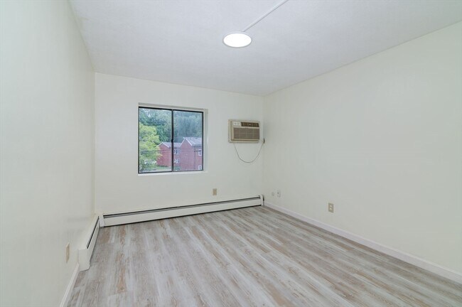 Building Photo - 72 Martensen St