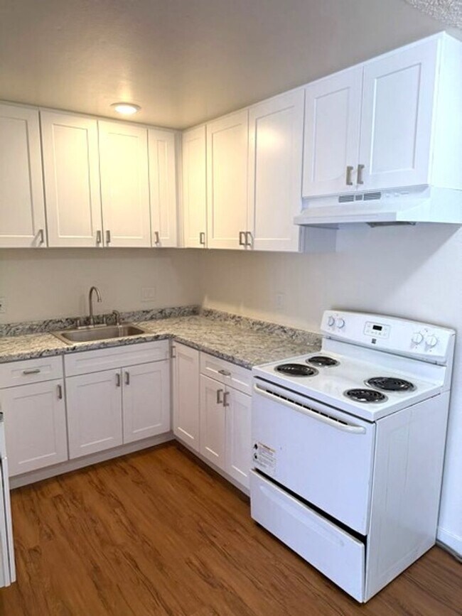 Building Photo - 3 bedroom, 2 Bath with a garage