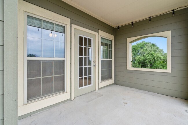 Building Photo - 6810 Deatonhill Dr