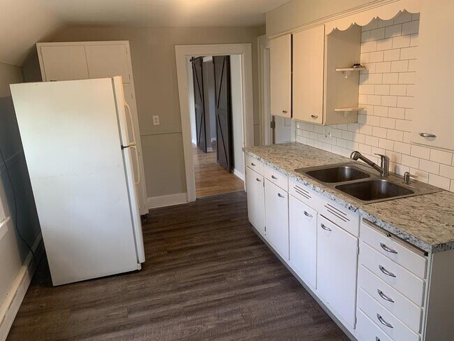 Building Photo - West Side 3BR Upper