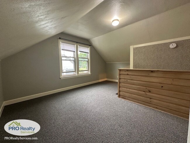 Building Photo - 3 Bedroom Home in St. Paul