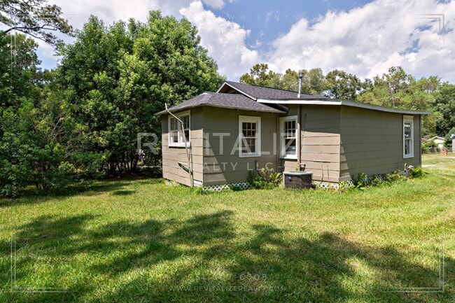 Building Photo - Renovated & Low-Maintenance 2-Bed Home