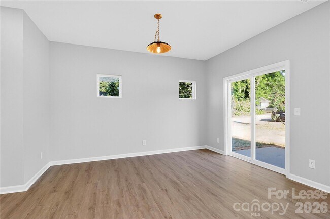 Building Photo - 341 N Hoskins Rd