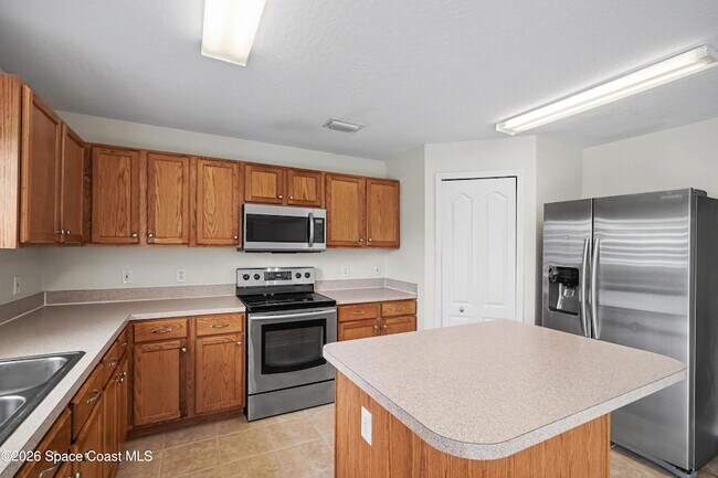 Building Photo - 5353 Outlook Dr