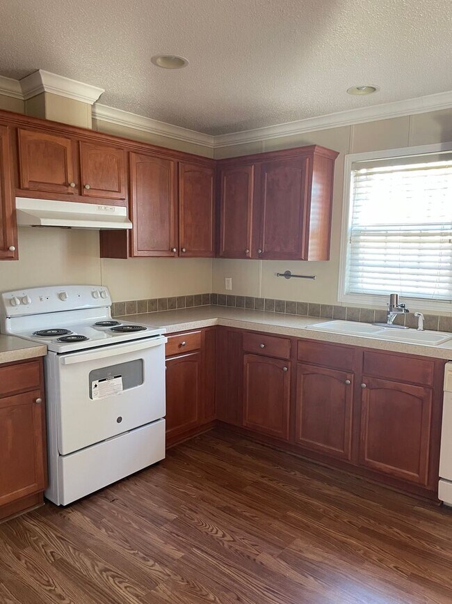 Building Photo - Country Living at it's Finest!