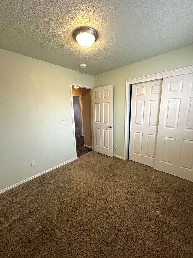 Building Photo - 4 Bed | 2.5 Bath Home in Clinton – Ready for Move-In!