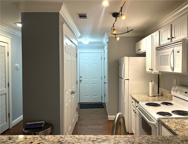 Building Photo - 833 Old Greenville Hwy