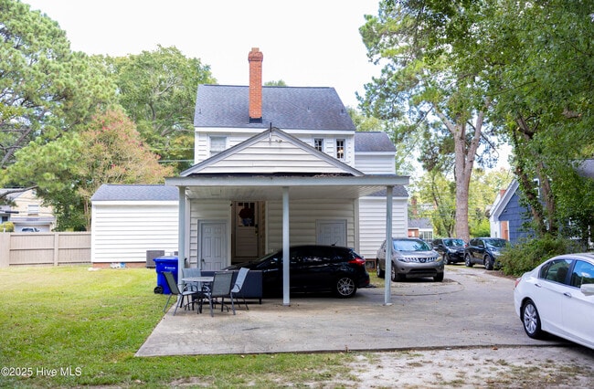 Building Photo - 606 S Elm St