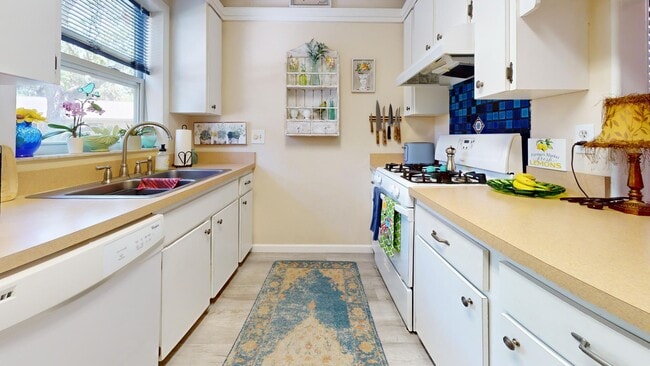 Building Photo - 5037 Village Garden Dr