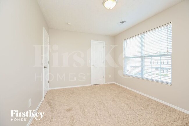 Building Photo - 2875 Creekbend Dr