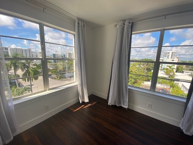 Room (view) - 600 N Birch Rd