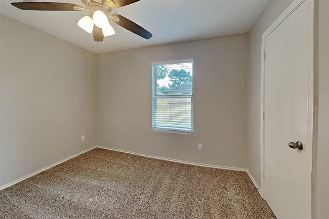 Building Photo - 804 Lovebug Ln