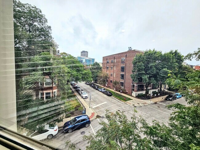 Building Photo - 3800 N Wilton Ave