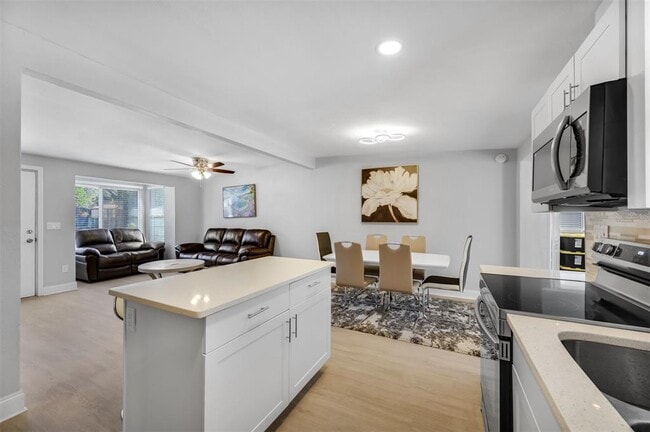 Building Photo - 1400 Poinciana Dr